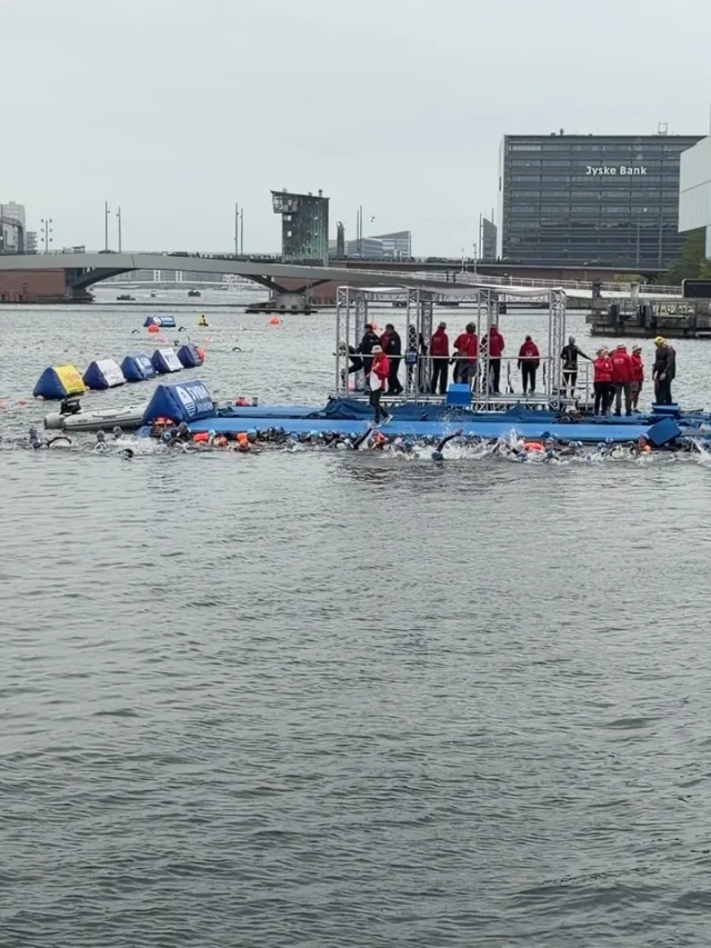 Swôm Danmark 🇩🇰, round Chritianborg Parliament buildings with 6,000 swimmers over 2 days. 17c, salty, fabulous! #toeinswim #swimcoaching #openwaterswimming